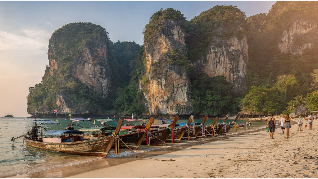 Les falaises calcaires : le paysage emblématique de Railay Beach