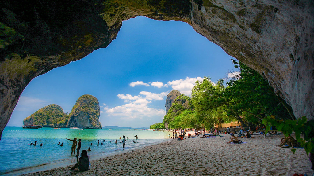 Phra Nang Beach : une plage bordée de falaises calcaires