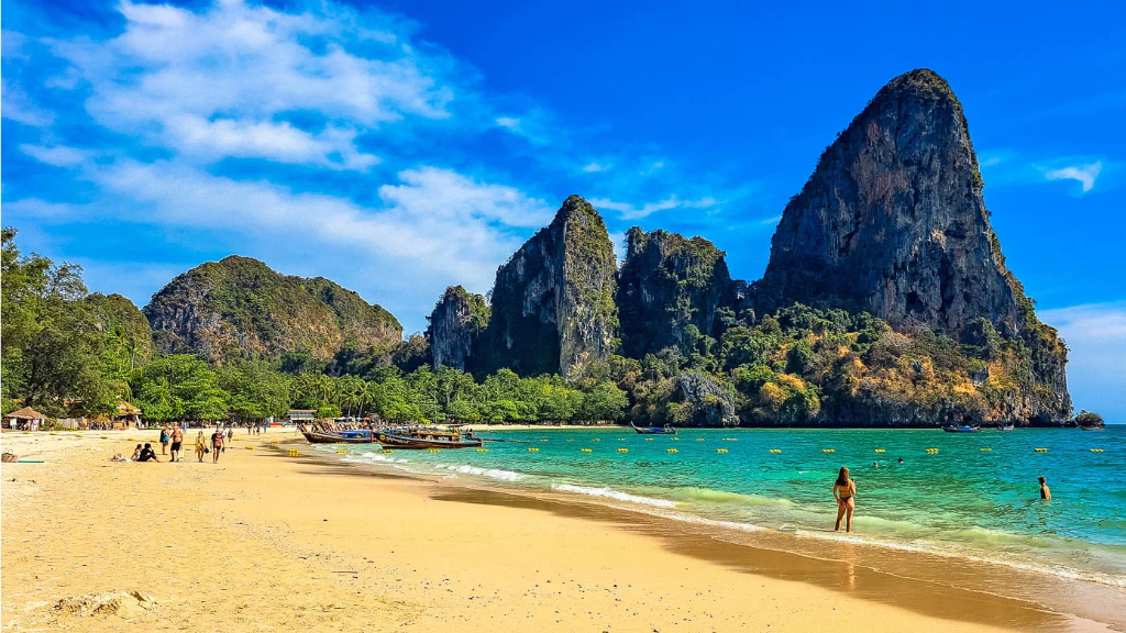 Railay West : la grande plage face à la mer d’Andaman