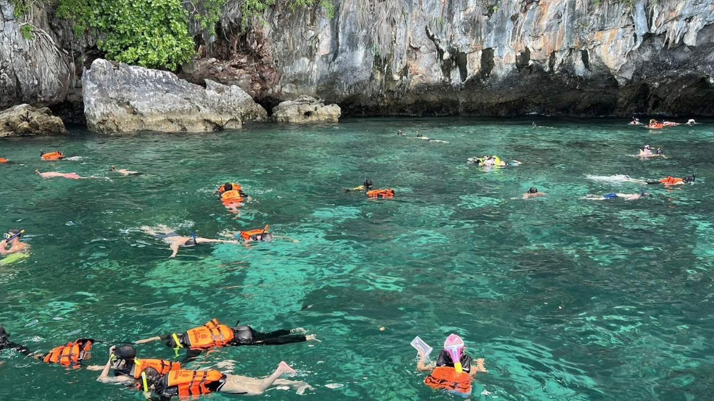 Explorer les environs en bateau : snorkeling et îles voisines
