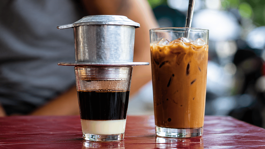 Le café glacé au lait, une boisson populaire au Vietnam