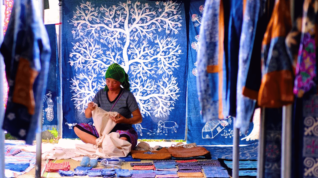 Au marché de Pa Co, ces tissus traditionnels témoignent du savoir-faire artisanal transmis de génération en génération
