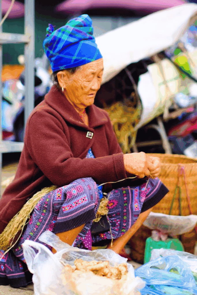Entre conversations et vente, les femmes Hmong filent patiemment les fibres de chanvre, un geste familier qui accompagne leur quotidien